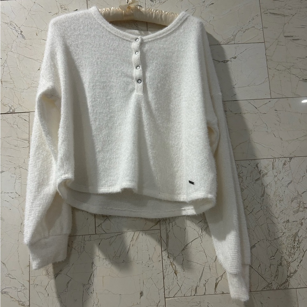 white hollister sweater
